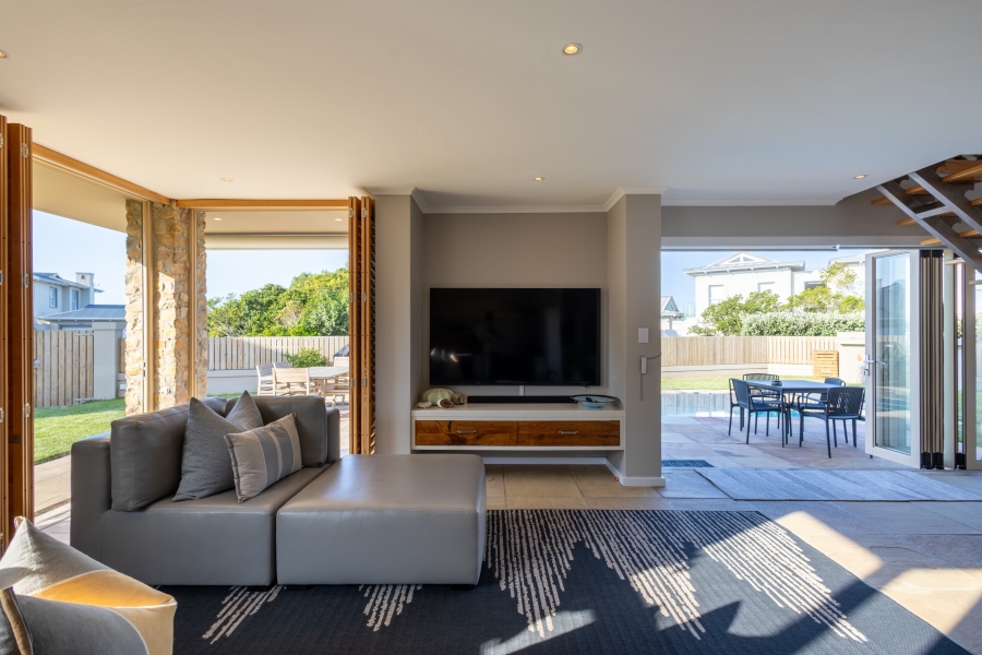4 Bedroom Property for Sale in Whale Rock Beach Western Cape